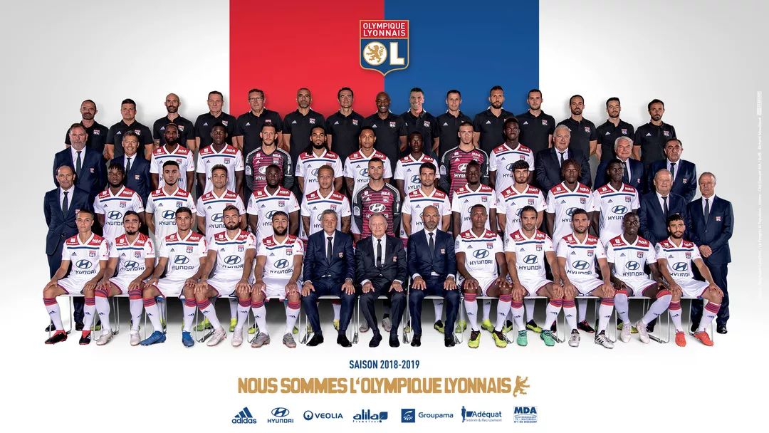 足球巴萨主帅称赞中场新核：不可替代