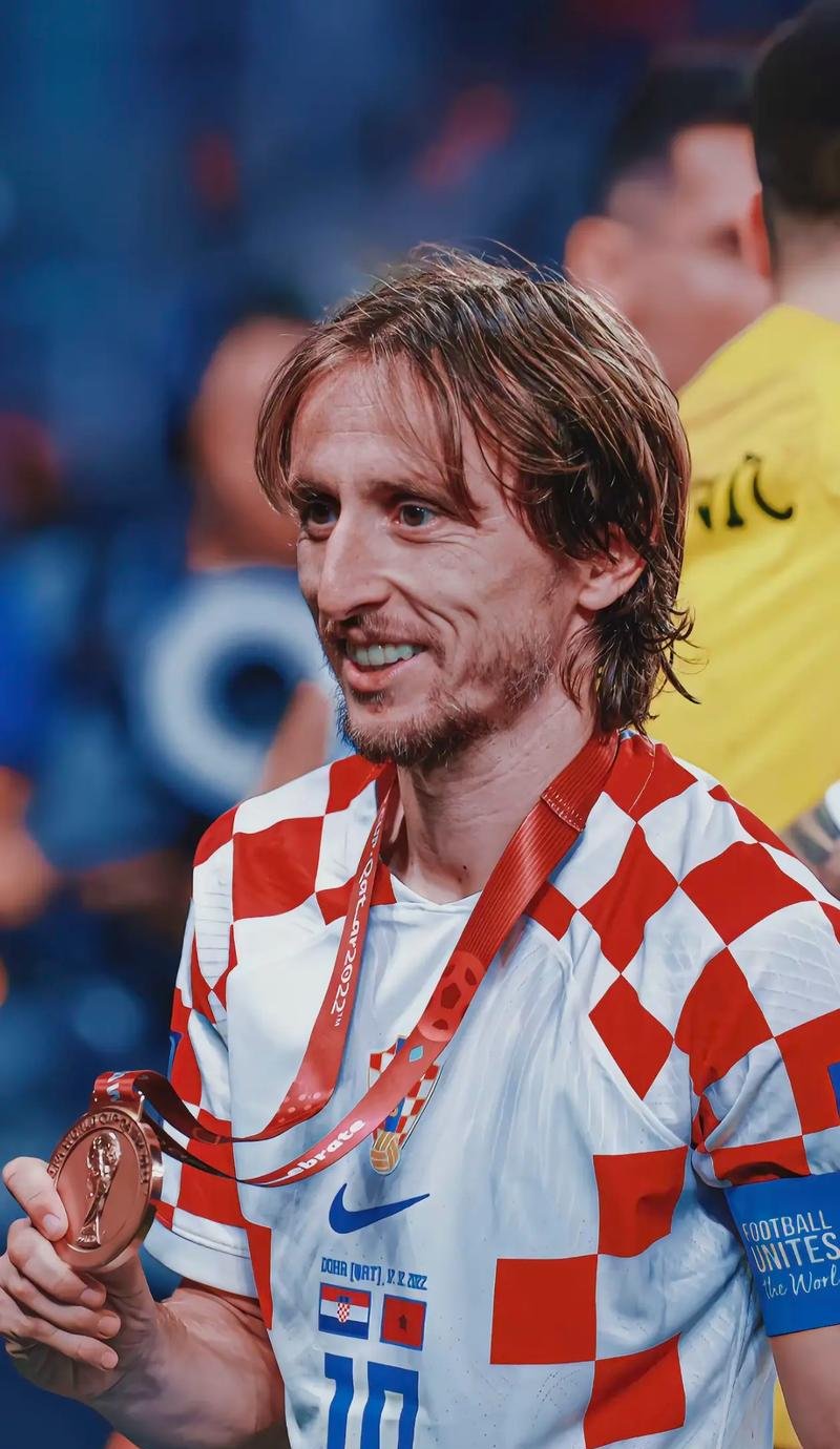 我留下！队报：海斯昨日向尼斯全队宣布将继续执教球队