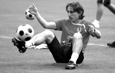 雄鹿伤病更新：场均3.3记三分的AJ·格林战活塞缺席