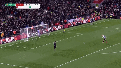 输掉国家德比后，河床球员萨拉斯用拳击打场内拍照的一名人员