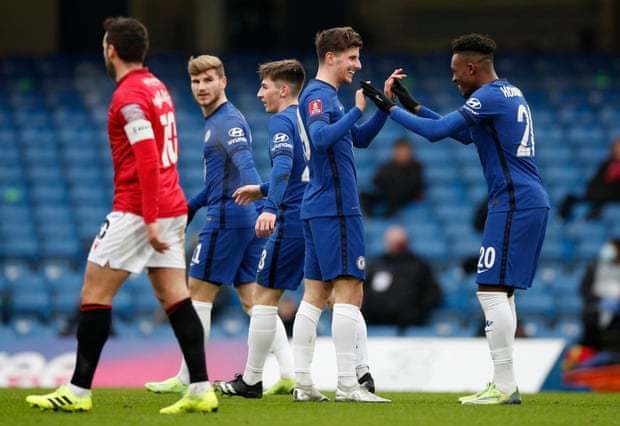 拉普拉塔大学生抗议阿足协新规，背身列队迎接联赛冠军罗萨里奥