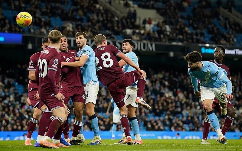 张琳艳赛后和凯莉交换球衣，后者直接把中国队球衣穿在身上